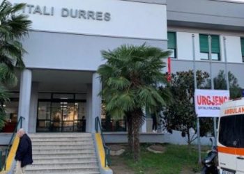 Makina kthehet përmbys, shoferi dhe pasagjerët përfundojnë në spital –