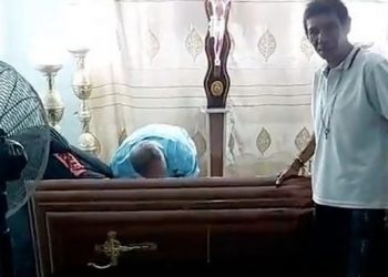 Ndahet nga jeta gruaja që u gjet e gjallë… brenda arkivolit të saj –