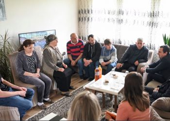 Familjet, në terr për tre policët –