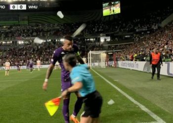 Përgjaket finalja e Conference League, tifozët gjuajnë me sende lojtarin –