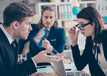 Të ndërpresin sa herë flet? Ja si të reagosh –