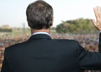 Pse njerëzit besojnë tek ai edhe kur mendojnë se po manipulohen –