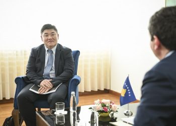 Kurti fton kompaninë e njohur që të investojë në Kosovë –