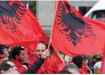 Në mbështetje të Kosovës, shqiptarët protestë në Tiranë (FOTO) –