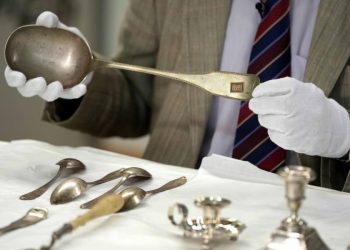 Kuratori gjerman merr përsipër misionin për t’i kthyer sendet me vlerë familjeve hebreje –