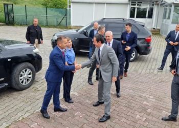 FOTO/ Albin Kurti shkon në Mitrovicë, përshëndet forcat e Policisë –