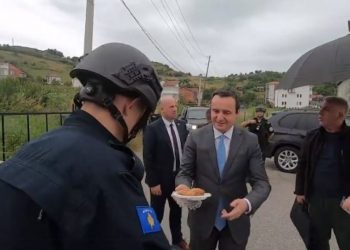 Kurti viziton policët në veri të Kosovës, shpërndan bakllava –