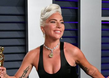 Lady Gaga tha se do i jepte 500,000 dollarë atij që i kthente qenushët, por tani ndryshon mendje… –