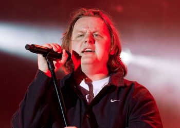 Këngëtari pëson krizë gjatë performancës muzikore (VIDEO) –