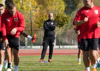 Ish-futbollisti i Tiranës pranë stolit të Vllaznisë –