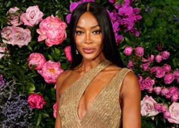 53-vjeçarja Naomi Campbell sjell në jetë fëmijën e dytë –