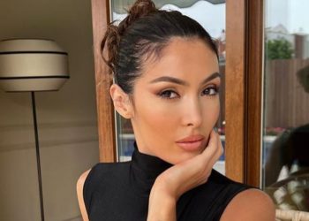 E veshur me bikini, Nora Istrefi linjat trupore këtë verë –