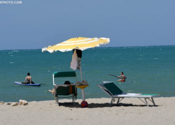 Problemet me tenderat i lënë pushuesit në mëshirën e mushkonjave –