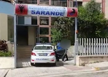Bie nga makina duke ngarkuar bar, vdes 22-vjeçari –