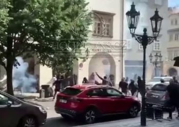 “Plas” keq në Pragë, tifozët e Fiorentinës dhe West-Ham përleshen rrugëve të qytetit –