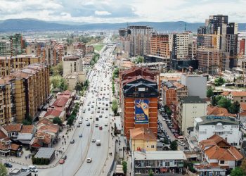 Çmendet shqiptarja, tenton të hedhë nga ballkoni djalin e saj 6-vjeçar –
