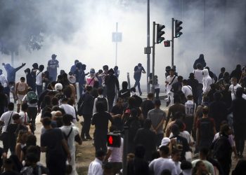 Nuk ka paqe në Francë, vazhdojnë përleshjet mes qytetarëve dhe policisë –