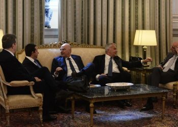 Betohet qeveria greke mes buzëqeshjesh e përqafimesh (FOTO) –