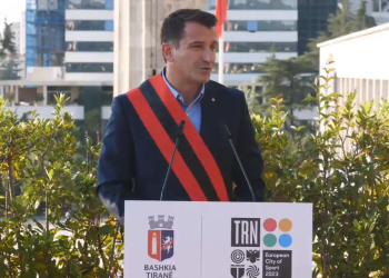 VIDEO/ Veliaj bën betimin si kryebashkiak në tarracën e Bashkisë, shmang Këshillin Bashkiak –