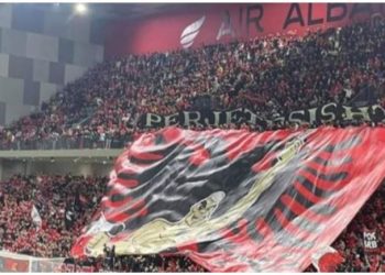 Vajza e trajnerit Silvinho e veshur me fanellën e kombëtares (FOTO) –