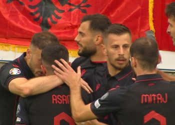 Asani e bën të kryer udhëtimin drejt Gjermanisë, plas festa në dhomën e zhveshjes –