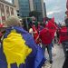 FOTO/ Këngëtarja e njohur nga Kosova proteston poshtë zyrës së Edi Ramës –