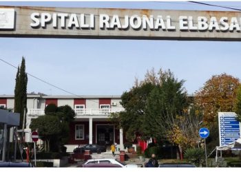 Makina përplas të moshuarin në Elbasan