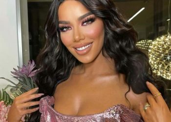 Tayna publikon foto provokuese në bikini nga Spanja –