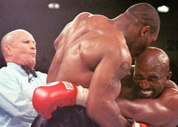 Shkaktoi polemika të zjarrta/ Si sot 26 vjet më parë, Tyson kafshoi veshin e Holyfield –