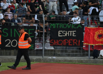 “Mitrovica është Shqipëri”/ Flamuri i UÇK-së në ndeshjen Tirana-Egnatia –