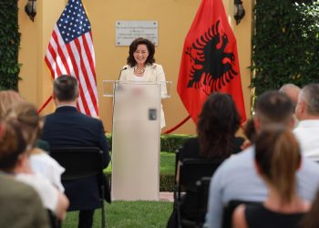 Shqiptarët më pritën me bukë, kripë e zemër, shpresoj që kështu t’I ndodhë edhe ambasadorit të ri –