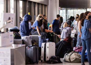 Kaos me vonesat e fluturimeve, pasagjerët flenë në tavolinat e aeroportit –