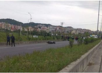 Aksident në Tiranë, motori përplas për vdekje një person –