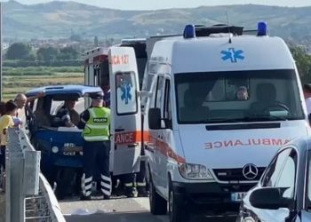 Aksident në Fier, dy makina përplasen kokë më kokë –
