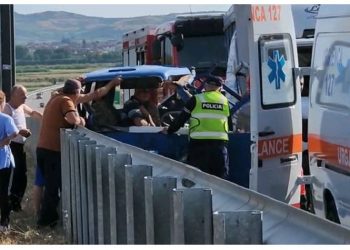 Aksident në Fier-Lushnjë, kamioni përplaset me mjet transporti –