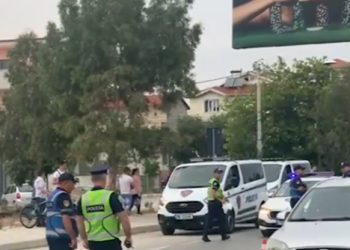 Benzi përplaset me makinën e parkuar, plagoset pasagjerja