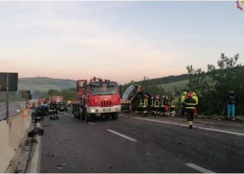 Aksident masiv në Itali, 1 i vdekur dhe 14 të plagosur –