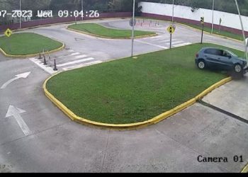 Testi në makinë përfundon si mos më keq, shikoni ç’bën kjo grua (VIDEO) –