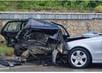 Aksident në Tiranë-Elbasan, makina del nga rruga –