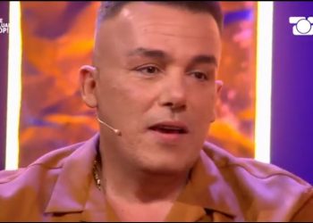Albi Nako zbulon partneren, i bën dedikim ‘live’ në studio –