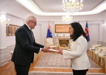 Osmani pranon letrat kredenciale nga ambasadori i vendit aleat të ngushtë të Kosovës –
