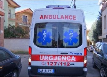 Bie nga kati i shtatë i pallatit, humb jetën e moshuara në Tiranë –