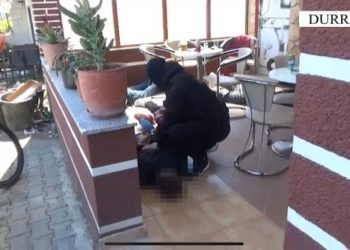 Me kanabis dhe thika me vete, arrestohen dy të rinj në Durrës –