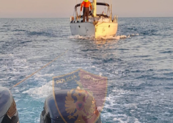 U përplasën me një masiv rëre, shpëtohen katër turistët italianë/ Detajet –