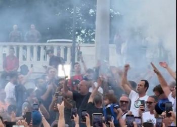 VIDEO/ Në prag të finales, sheshi Taksim merr ngjyra zikaltër