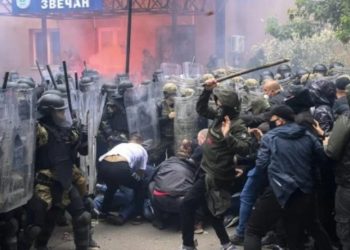 70-80 persona të dhunshëm sulmuan zyrtarët policorë –