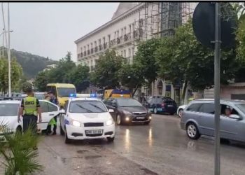 Aksident në Berat, i dehur në timon shoferi përplas dy mjete të bankës –