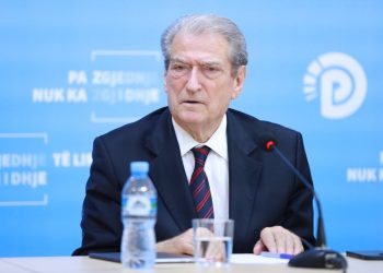 Zyra si dhomë gjumi, presidenti të shpallë ditën e zgjedhjeve –