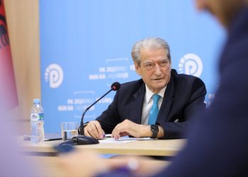 “Vjen si hero”, Berisha komenton vizitën e Bill Clinton në Tiranë –