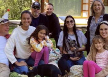 Bruce Willis kërcen i lumtur me ish-bashkëshorten Demi Moore –